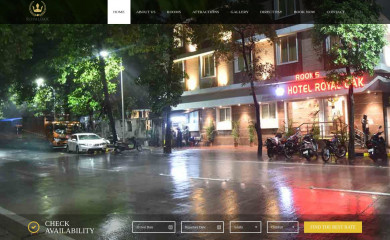 hotelroyaloak.in screenshot