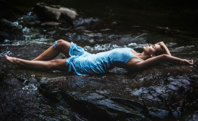 picsbythemoon.com screenshot